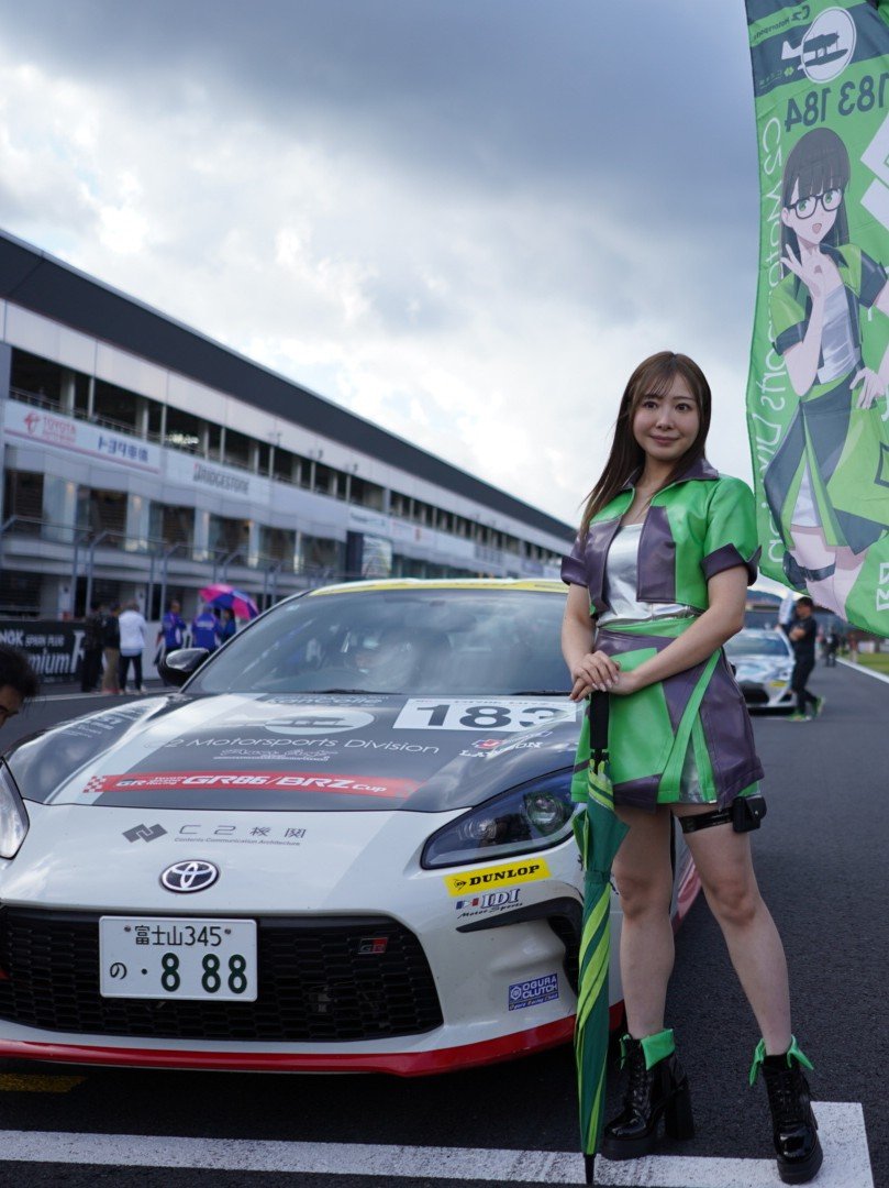 n_b_t_m_'s tweet photo. レースアンバサダーと撮影会〜！

#C2機関自動車部 https://t.co/yyqMMbJGo6