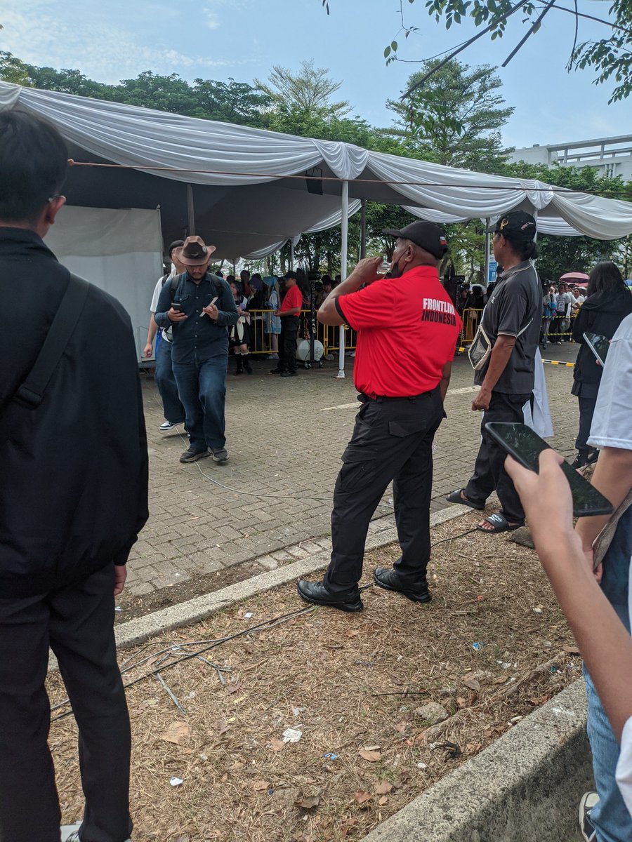 asyhdkf's tweet photo. panitia lu ajarin adab dah @comifuro ngomel pake nada tinggi, dikira gw gak berani ngelawan? segala ngomong udah berkali-kali dikasih tau gakboleh lewat situ, gw aja baru dateng dan lagi nyari temen gw. mana tau kalo gakboleh lewat situ. nanti ketemu lagi, gw fotoin mukanye ptk https://t.co/e20p4j3Yxm