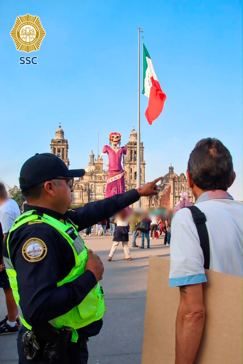 SSC_CDMX's tweet photo. #DíaDeMuertos | Personal de la #PolicíaPreventiva brindan apoyo y orientación a turistas y visitantes que acuden al #Zócalo capitalino para contemplar la tradicional #MegaOfrenda y la #Catrina gigante. 👮🏻‍♂️☠️👮🏻‍♀️🌼 https://t.co/f6LSSS8Vn3