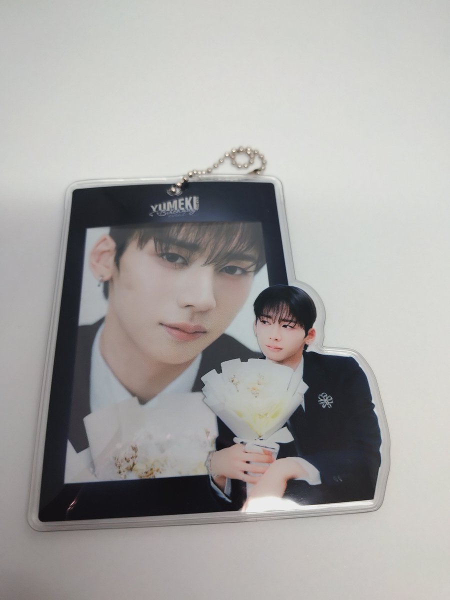 yunastyuna's tweet photo. 大きさ比べw
トレカケース柔らかい素材で上から入れるタイプだったよ https://t.co/XEj3MzSVI0