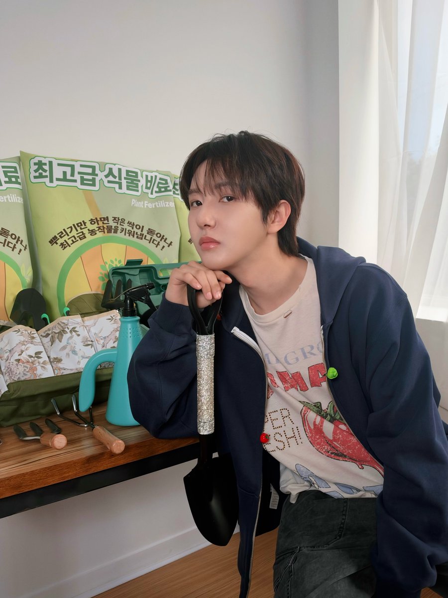 NCTsmtown_DREAM's tweet photo. 【드림 아파트】 텃밭 참가 신청서

입주민
▶ 119동 323호 황런쥔님

자기소개
▶ 여러분 안녕하세요
눈을 뜨는 순간부터 감는 순간까지..
매일 매 순간 농작물만 생각하는 런쥔입니다!

제 어필을 해보자면 저는 저만의 텃밭을 갖고 있어요! ㅎㅎ
텃밭을 키우기 위한 최신 장비도~
정원 가꾸기 자격증도 갖고 있답니다~

벌써부터 드림 아파트 텃밭을 키울 생각에 너무 행복해요!!
여러분! 저 황런쥔 꼭 기억해 주세요!!

※ 참가 신청서를 바탕으로 입주민 공개 투표가 진행됩니다.
※ 입주민 여러분의 많은 관심과 참여에 감사드립니다.
