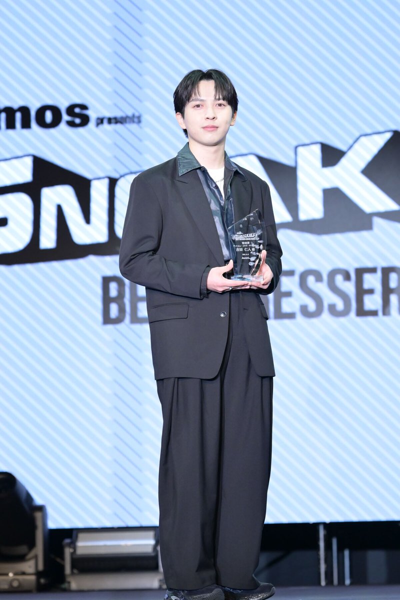 natalie_mu's tweet photo. 🏆️M!LK吉田仁人スニーカー賞🏆️
「朝の靴選び時間がより楽しくなる」

🟡宝石がモチーフのスニーカーで登壇
自身が一番輝く瞬間は「M!LKの…」
🔗 https://t.co/ammz0PvzrJ

#MILK #スニーカー賞 https://t.co/hUHlJ35WYa