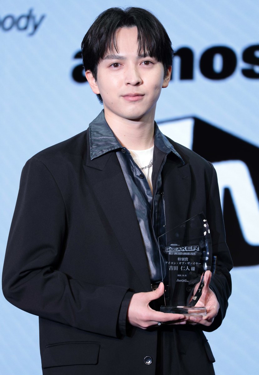 oricon's tweet photo. 『atmos presents SNEAKER BEST DRESSER AWARD 2026』👟
⠀
吉田仁人、特別賞「アイコン・オブ・ザ・イヤー」🏆
⠀
自身が最も輝く瞬間は…
M!LKのワンマンライブ✨
「人生の中でも楽しくて、大事」
⠀
🔻宝石から着想を得たスニーカーを着用
https://t.co/TQQTQKKS9B
⠀
#吉田仁人 https://t.co/W5TUbWBbPi