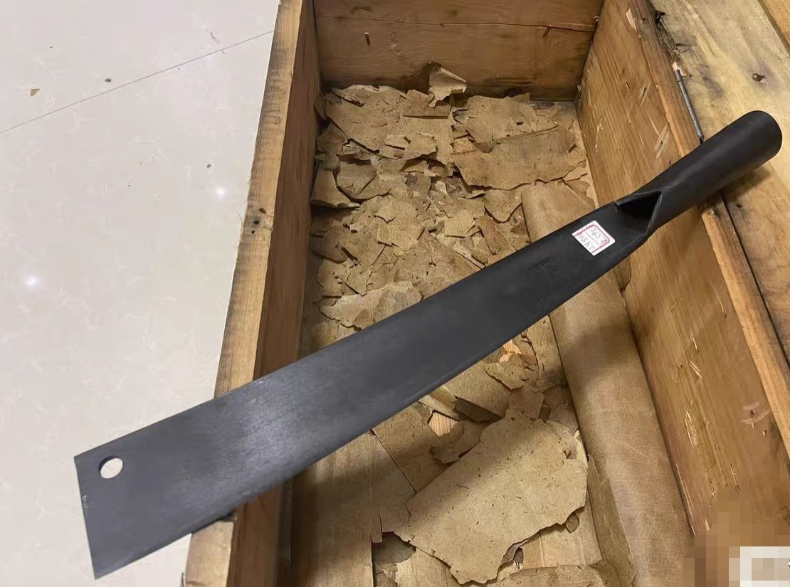 pimi0313's tweet photo. [刀を拭き、冷たい金属の感触が手に伝わる。今日もまた、刃の輝きを研ぎ澄ます]， https://t.co/luzdtfftL6