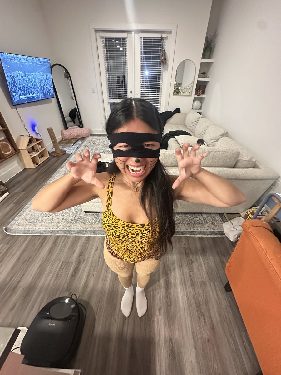 hudbisexual's tweet photo. land leopard is on the prowl🐾 https://t.co/rmOH66uOen