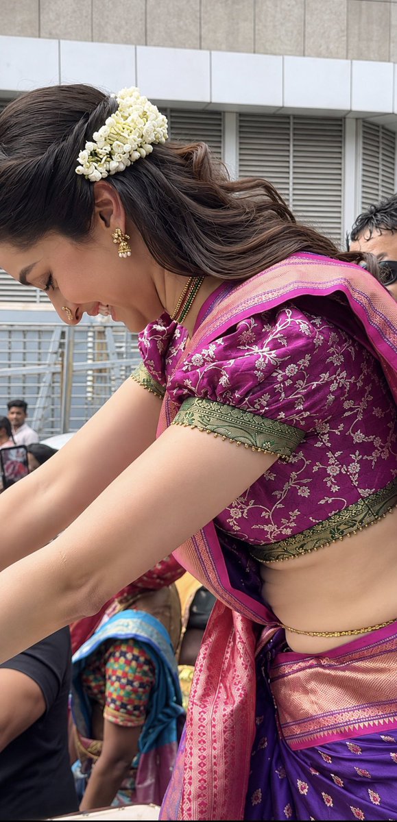 HiddenRomance9's tweet photo. Shradda baby asalu aa andam ente🙏..
ye angle lo chusina kasi leputunnav🔥#ShraddhaKapoor https://t.co/8Bp4IzyQ76