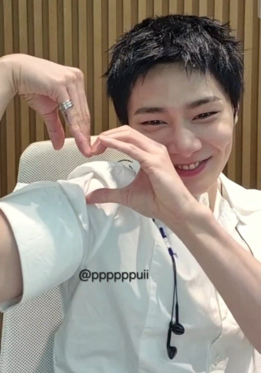 top_ayen's tweet photo. HE'S SO FREAKING CUTE https://t.co/ilwyaGIiYA