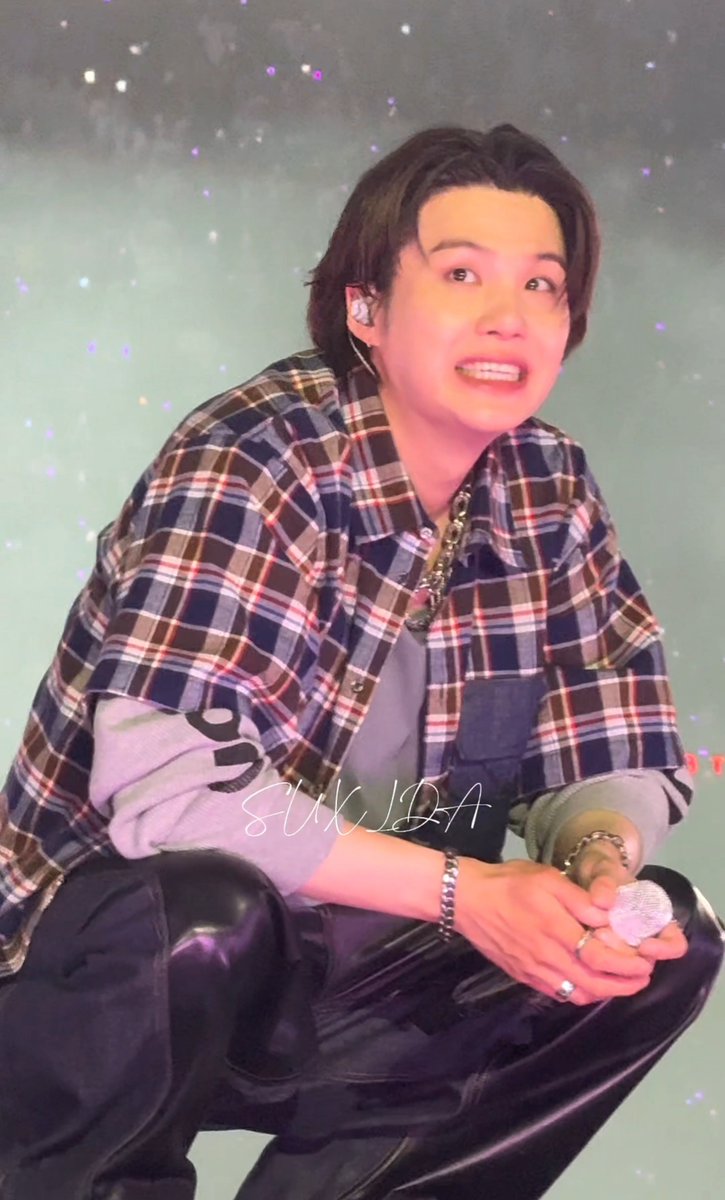 DataAgustD's tweet photo. Two modes of adorable Yoongi 

😗                                        😬 https://t.co/3hgW3Lk0ma