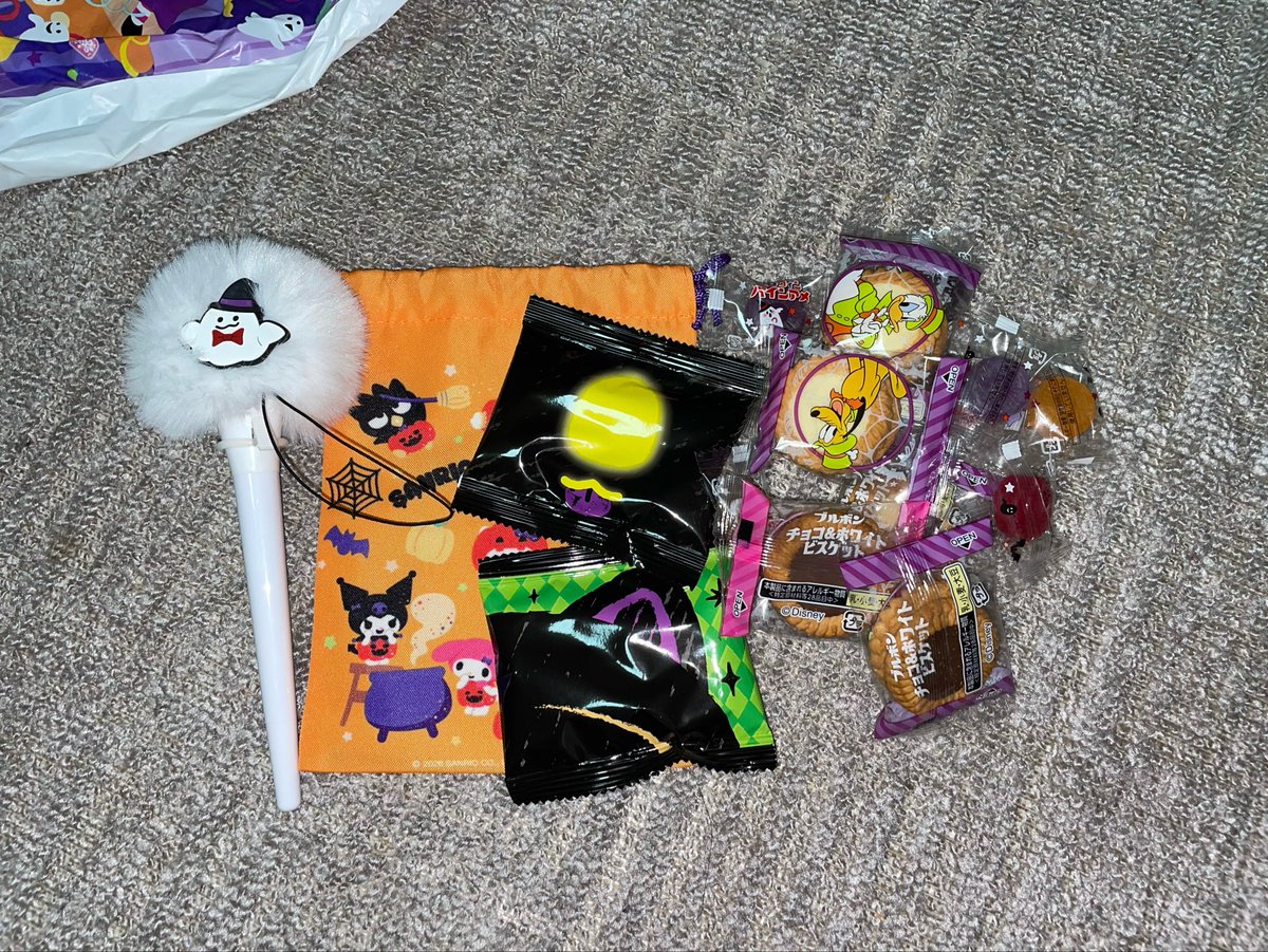 ah4zt's tweet photo. LUCUBYAH… t___t aku tbtb dikasih halloween present sm staff bagiaj kebersihan Hehhehe ;3 https://t.co/zs8XC4bSBw