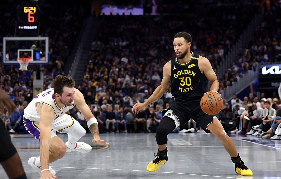 SC30istheGOAT's tweet photo. @PukaMVP It’s okay to bow to greatness 😌😌😌 https://t.co/hISp8VcKL1