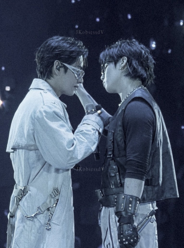 aVi_NJYHJVJ7's tweet photo. WAIT??? IS JUNGKOOK LOOKING AT TAEHYUNG'S LIPS????? OR AM I SEEING THINGS???? https://t.co/2o7x7iy4G5