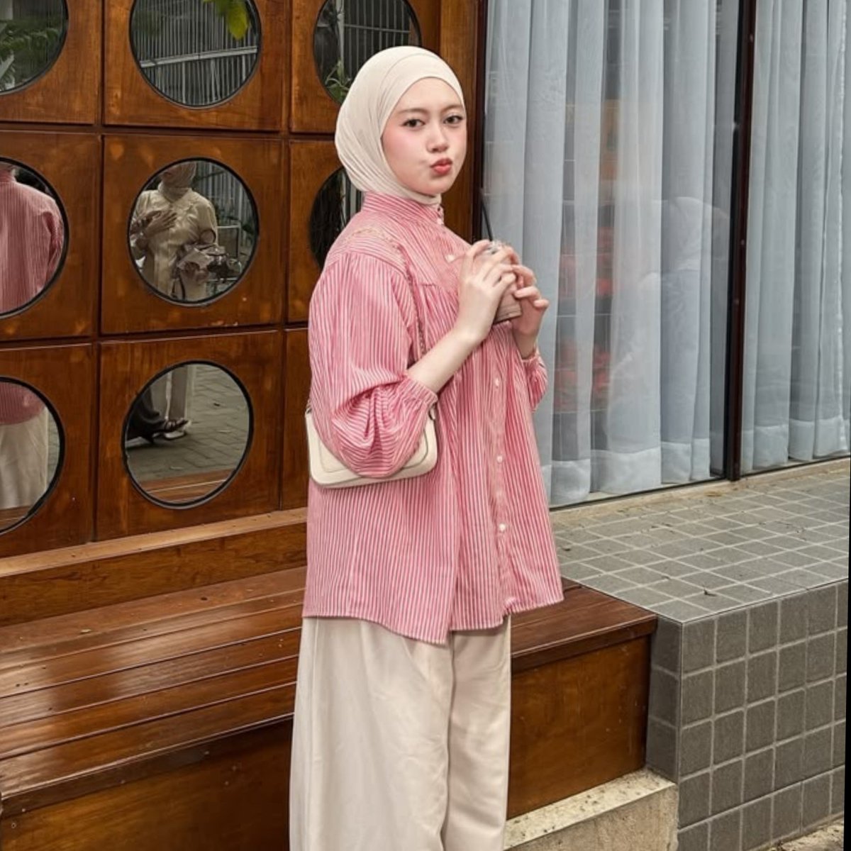 aecherries's tweet photo. Pink stripes +  ivory pants = outfit yang cocok buat nemenin agenda ngopi cantik dari siang sampe sore ✨💗 https://t.co/HXZUXdGtyH