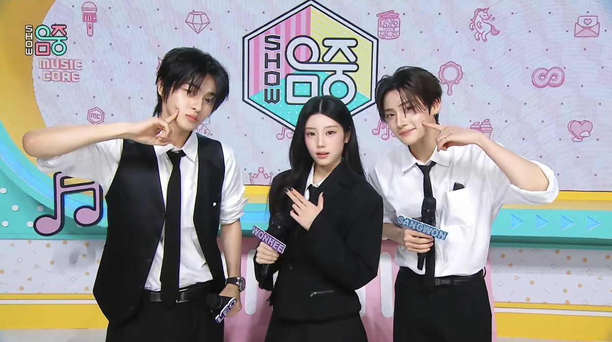 SANGWONGLOBALS's tweet photo. [📸] 261031 MUSIC CORE

Cuties 💗🫳

MUSIC CORE WITH SANGWON
#MCSangwonOnMusicCore #토요일엔_상원이와_음악중심으로 #TripleLEE_on_MUCORE 워니중심

#SANGWON #상원 #サンウォン #李相沅 #ALPHADRIVEONE #ALD1 #알파드라이브원 https://t.co/nN5TfnKr87