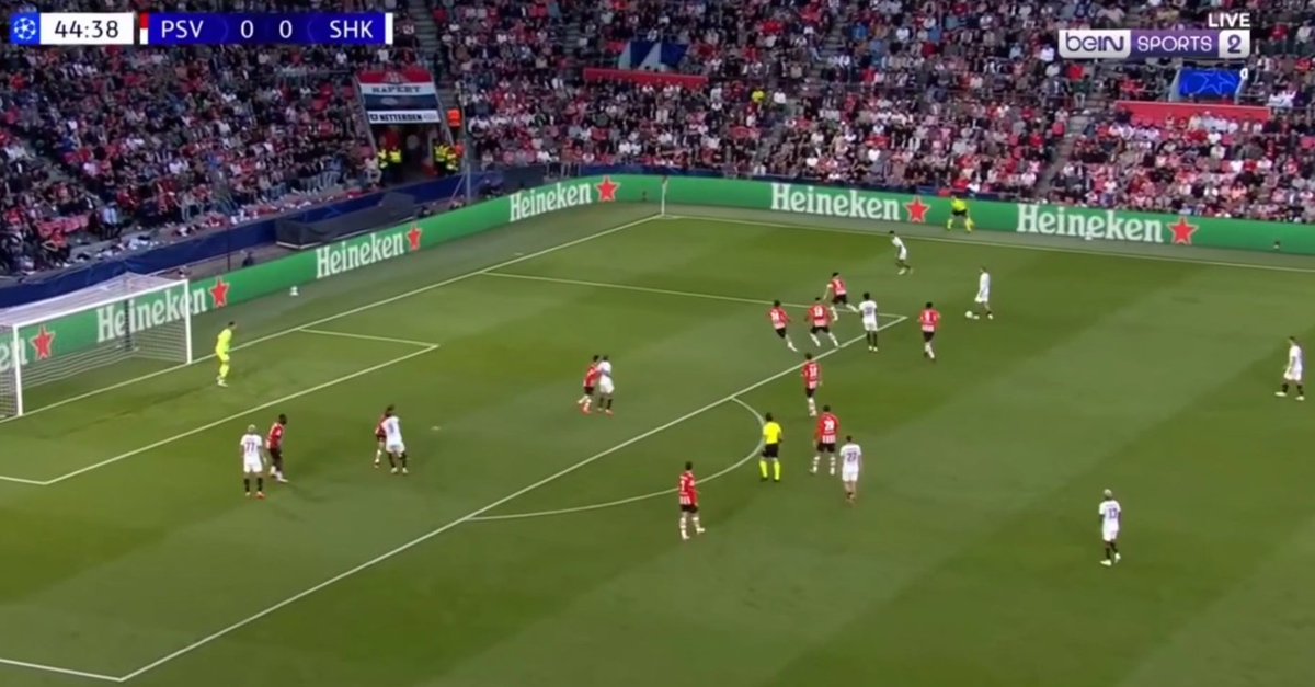 CoachMena17's tweet photo. Un ejemplo de un partido de Europa League unas semanas atrás. ¿Será que esto se considera penalti en La Liga? https://t.co/fhSiUwZNn5