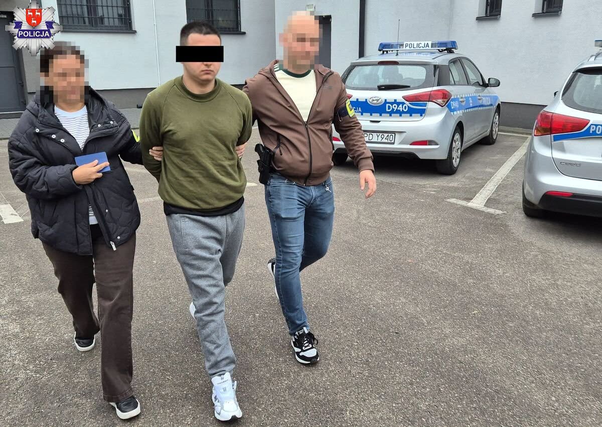 cuprwarszawa's tweet photo. 🚨🇺🇦 Łuków – dwóch 20-letnich Ukraińców aresztowanych za oszustwa „na bankowca"! 26-latka straciła 35 tys. zł, 66-latka – 20 tys. zł. Jeden zmieniał mieszkania, drugi próbował uciec. Kilka smartfonów i kart bankomatowych. Areszt na 3 miesiące. Grozi im 8 lat!
#Łuków #Ukrainiec https://t.co/KUxaqI2CTA