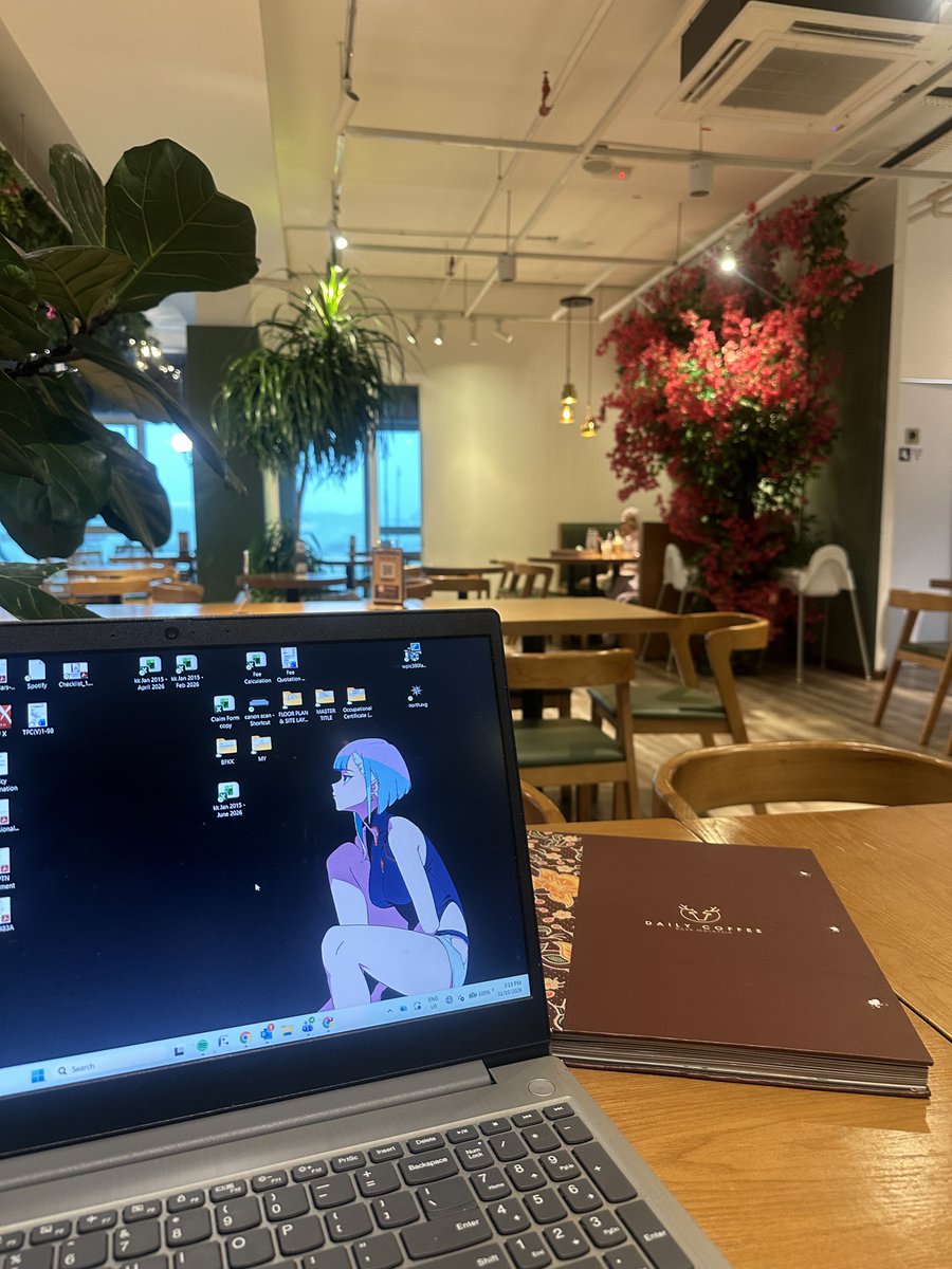 usagicoser's tweet photo. The vibe at home is not it lately so i took myself out to a nearby cafe and decide to just chill, eat and slowly do some editting. 

#rainysaturday⛈️ https://t.co/MhSmltrd3U