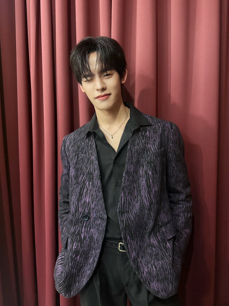 vibewithyeon's tweet photo. สูทหล่อจิง ㅜㅜ🖤
#EASTROCwithPor https://t.co/QuThXj6BwL