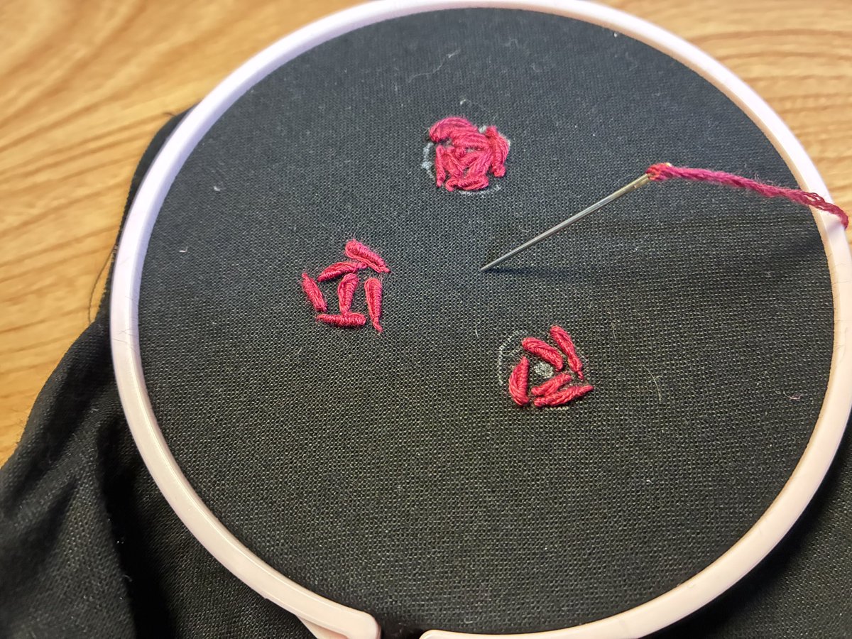 wis_XIV's tweet photo. 訳あってバリオンステッチでバラの刺繍するの練習してるんだけど、バラへの解像度が終わっててクソみたいな刺繍してる https://t.co/TY28YoruSU