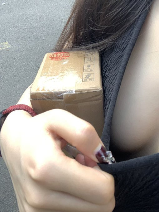 xiaowei02577856's tweet photo. 我是一名初中老师，同时也是一位女菩萨！每天都被学生和领导盯着看是什么感觉——那些小屁孩，谁懂啊😬  #女大 #上课 #老师 https://t.co/6WHQ29sPFO