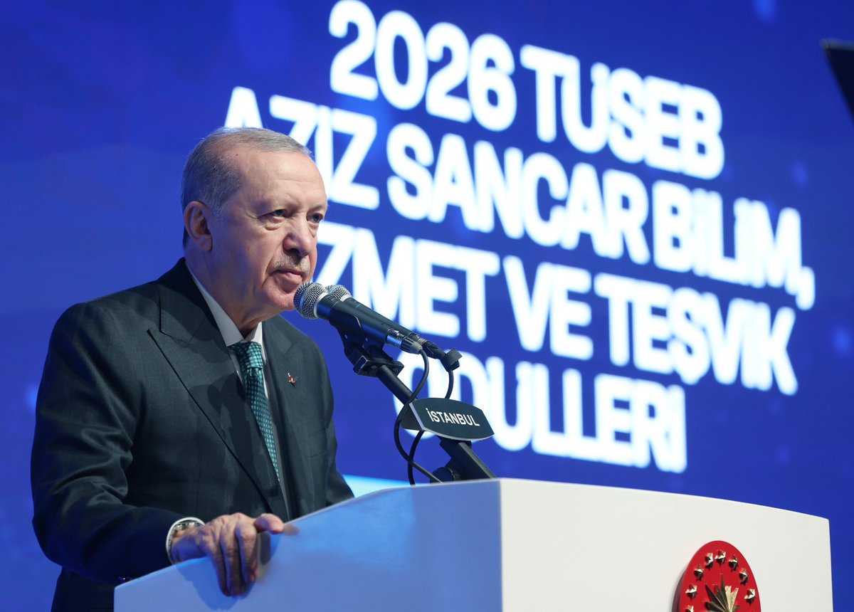 saglikbakanligi's tweet photo. “Geleceğin sağlık teknolojilerinde artık Türkiye’nin imzası olacak.”

Cumhurbaşkanımız Sayın Recep Tayyip Erdoğan’ın teşrifleriyle gerçekleştirilen 2026 TÜSEB Aziz Sancar Bilim, Hizmet ve Teşvik Ödülleri Töreni’nde Sağlık Bakanımız Prof. Dr. Kemal Memişoğlu, dünyanın dört bir yanından gelen katılımcılara hitap etti.

📍 İstanbul