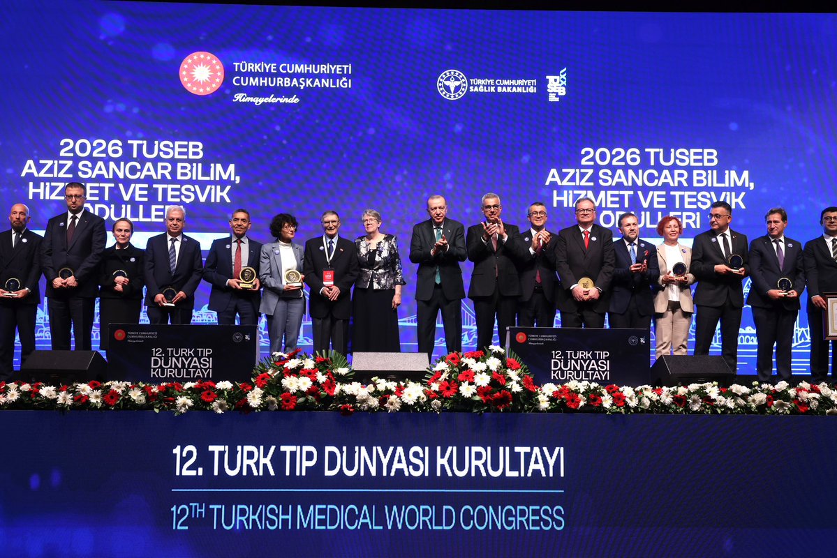 saglikbakanligi's tweet photo. “Geleceğin sağlık teknolojilerinde artık Türkiye’nin imzası olacak.”

Cumhurbaşkanımız Sayın Recep Tayyip Erdoğan’ın teşrifleriyle gerçekleştirilen 2026 TÜSEB Aziz Sancar Bilim, Hizmet ve Teşvik Ödülleri Töreni’nde Sağlık Bakanımız Prof. Dr. Kemal Memişoğlu, dünyanın dört bir yanından gelen katılımcılara hitap etti.

📍 İstanbul