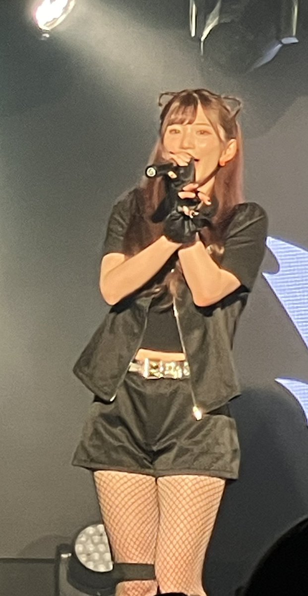 JK_WCS39's tweet photo. ハロウィン関連で
1番好きな豆柴の大群のコスプレは
モンアイ時代のハロウィンライブでレオナさんが披露したSWAT衣装
セクシーな姿に思わずドキッとしました笑
（舞台からレオナさんが投げたお菓子をゲットした）
レオナさんビジュいいよね
#豆柴の大群
#レオナエンパイア https://t.co/8yIHqTyzAN