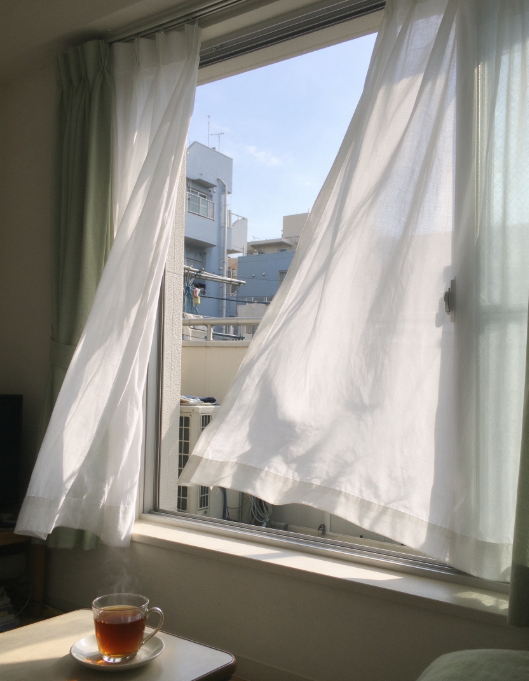 Hercules1ss's tweet photo. 風が窓から入ってきて、カーテンがそっと揺れてる。何もしない時間って、悪くないな☁️ #ゆる日常 #ひととき https://t.co/N4DOGZ52FP