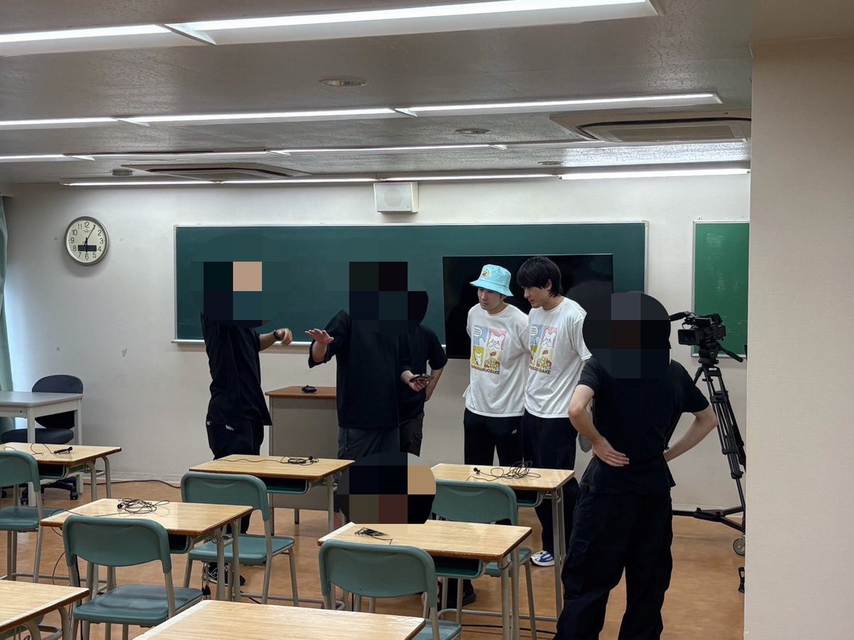 alhu360's tweet photo. 今日ポケスタッフも制服で撮影に参加してきました https://t.co/SQALjlMq5a