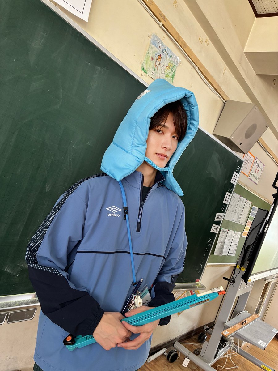 koitoki_tbs's tweet photo. 【#恋とき 放課後通信】
「みんな〜、ログインできたかな？」の
真島先生のオフショットをお届け📐

真島先生、なにをかぶっても爽やかなんですね🤩

週末はぜひ1話〜3話までの復習をして、来週の第4話に備えてくださいね！
4話も、スゴイことになってます…👀

TVerとU-NEXTでは最新話まで配信中👓
第𝟺話 𝟷𝟷/𝟹 火曜よる𝟷𝟶時
🏹♡#いろはの恋は時代をかける♡🏹
#山中柔太朗
