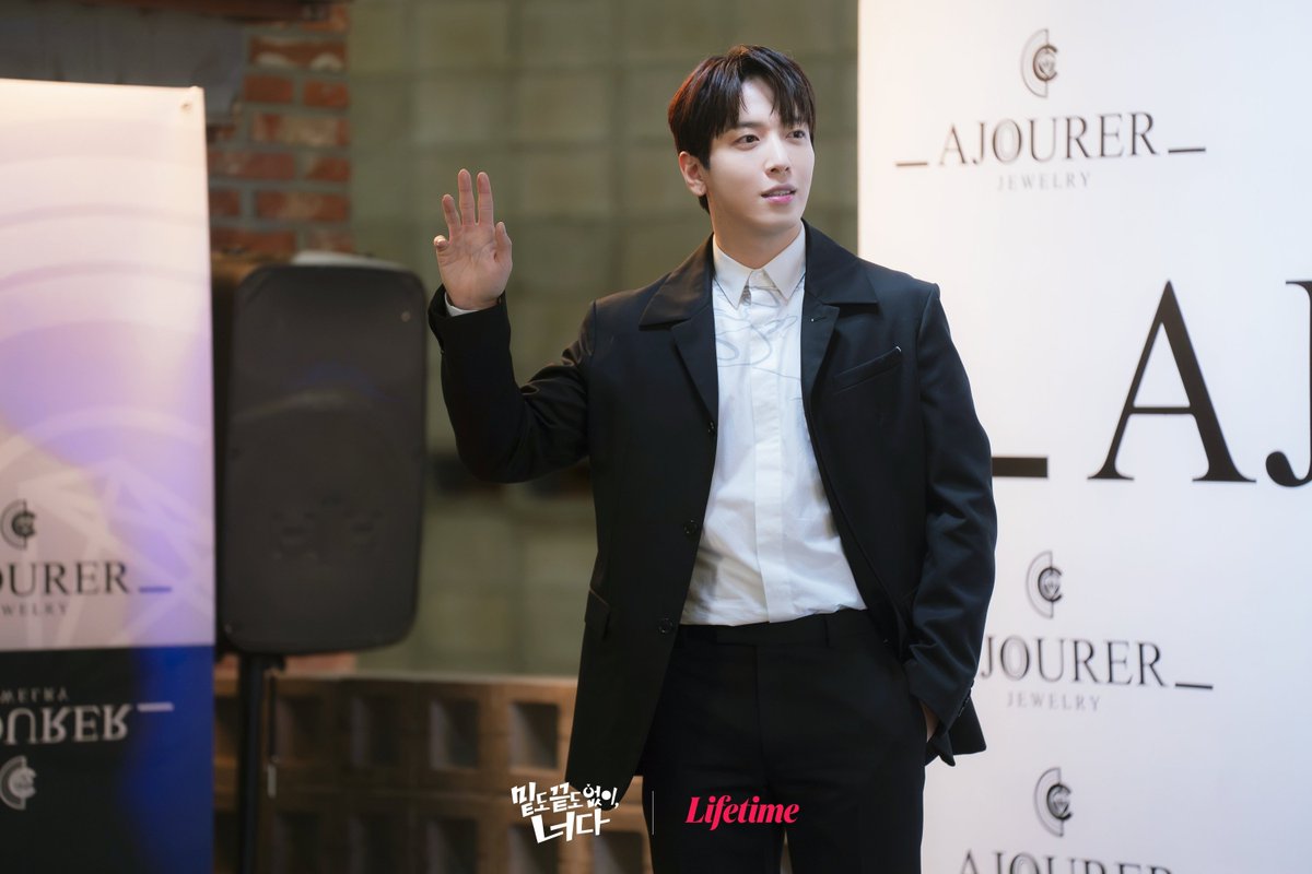 cnblueIeader's tweet photo. A little wave before the romance and chaos begin 👋 https://t.co/U33gidDWcj