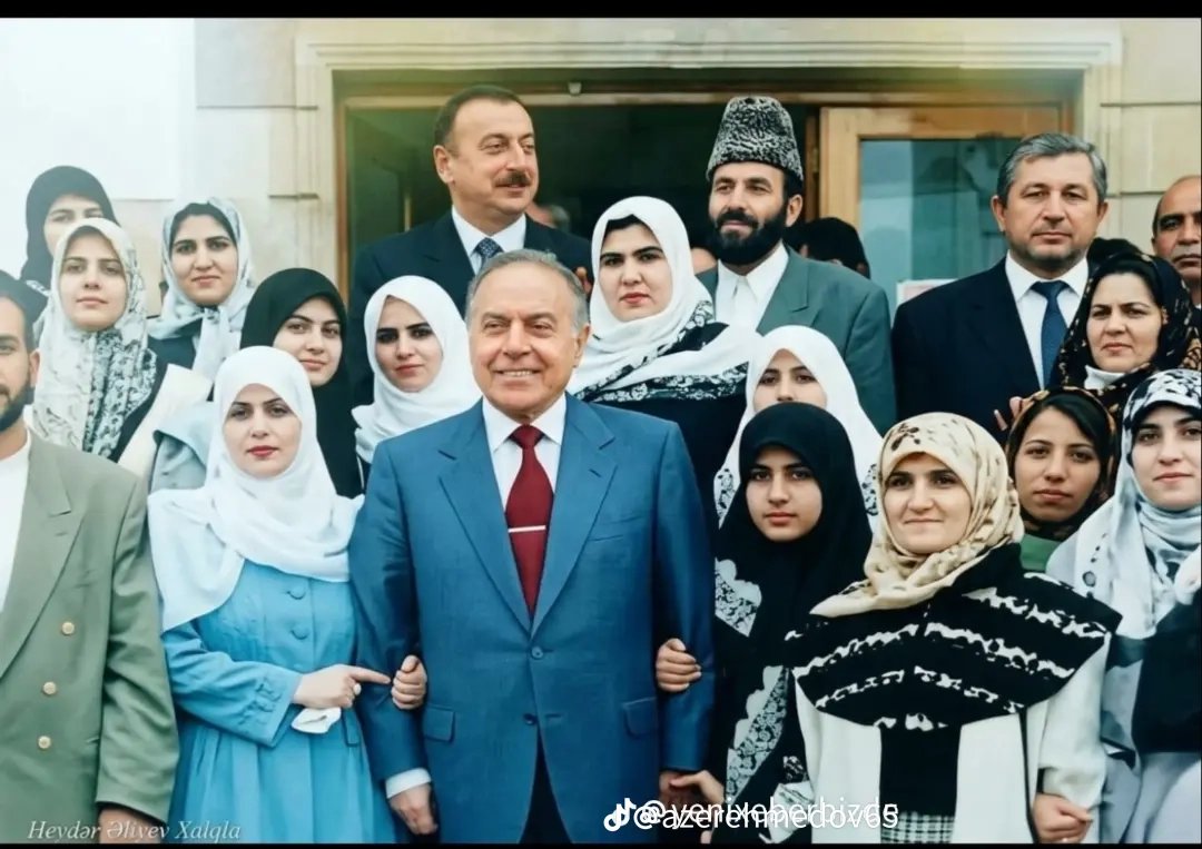 aydinbboga's tweet photo. Aliyev ailesinin DÜN tehlikeli olmayan ama bugün tehlikeli (!) olan BAŞÖRTÜLÜ BACILARI... https://t.co/42cpgf6jpj