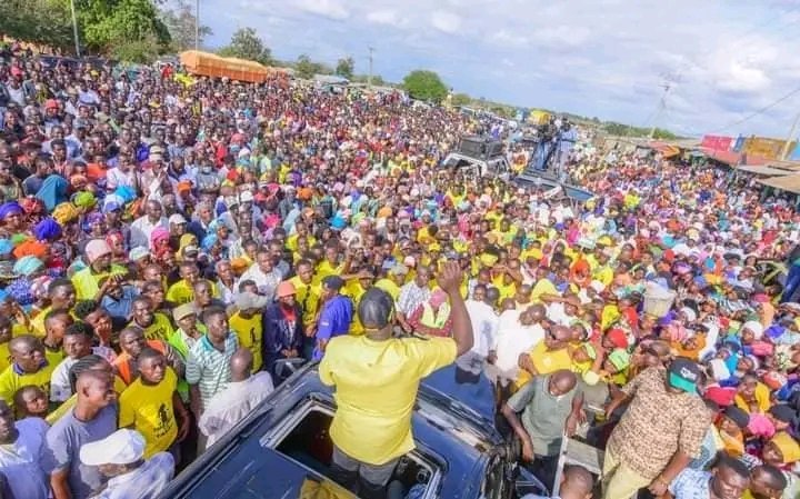 wsrof's tweet photo. @KatibaKwanza @Kibet_bull Ruto in kwale                      vs opposition in kwale😂 https://t.co/EdInl90wpE