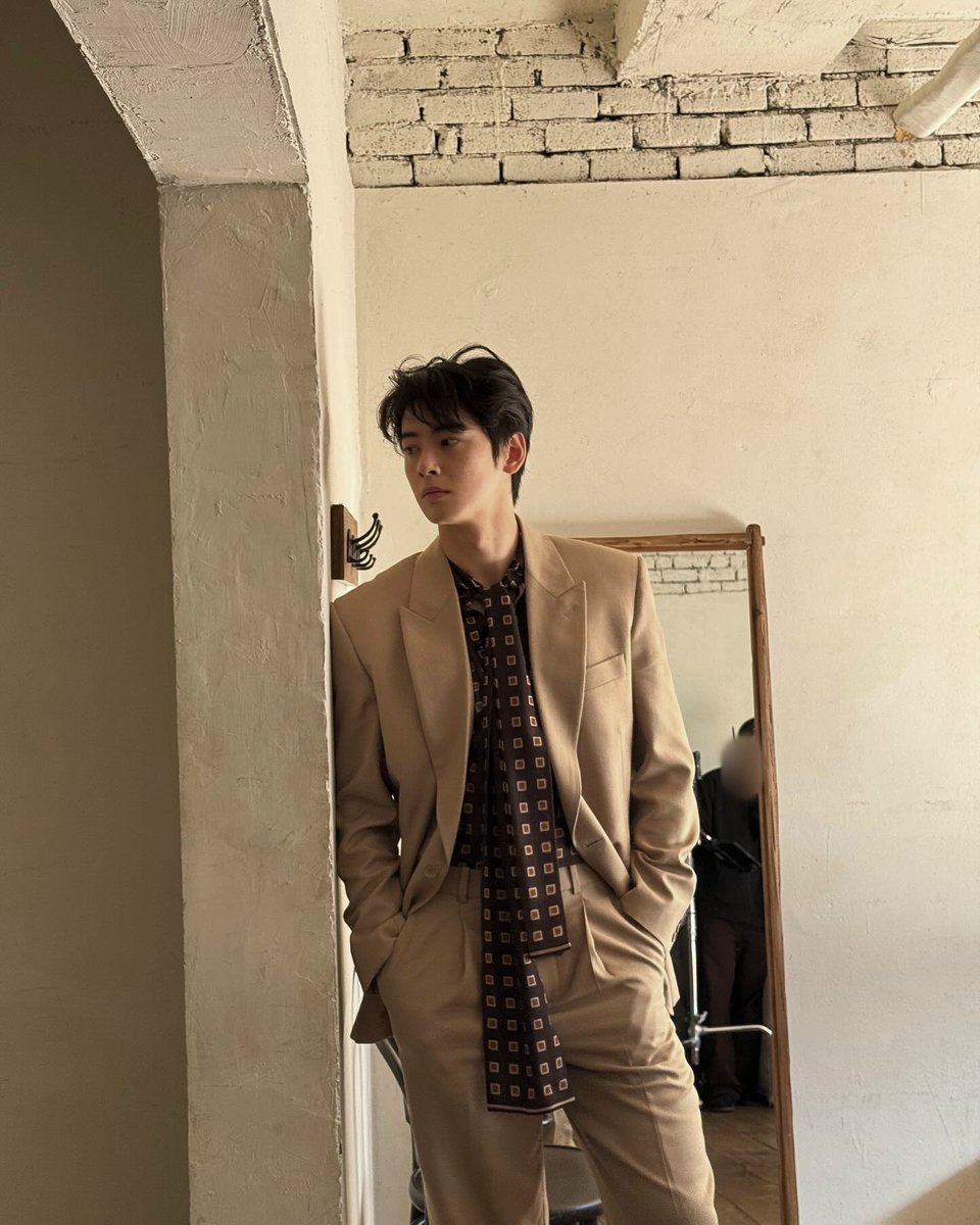 Enlwoo's tweet photo. Classic details, effortless presence. https://t.co/URu06jBxEN