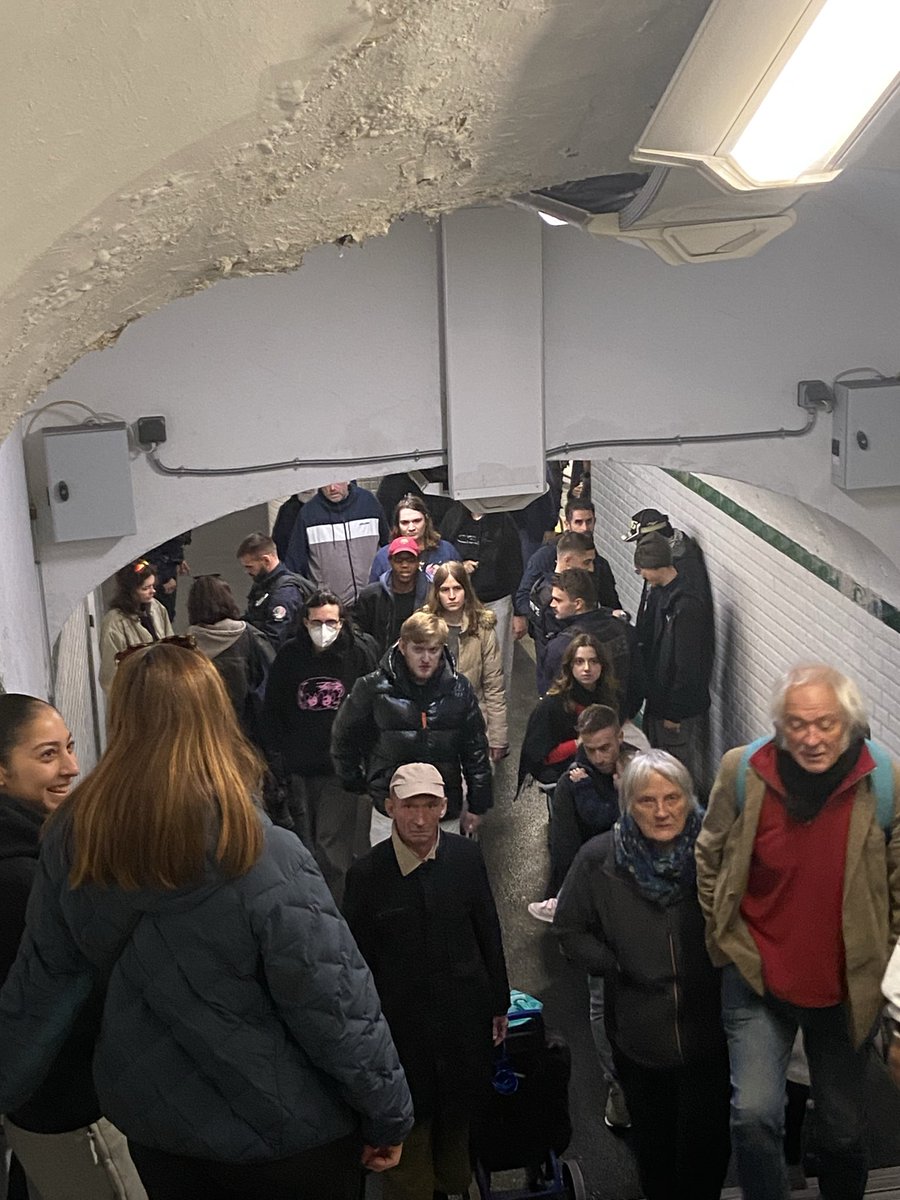 PoetiicJustic's tweet photo. Contrôle à l’entrée du metro 3 direction Gallieni 
A St Lazare 
#31octobre #bastille #bagnolet #portesebgnolet #Manifestation17Octobre #Manifestation31octobre https://t.co/19TxkvaV7j