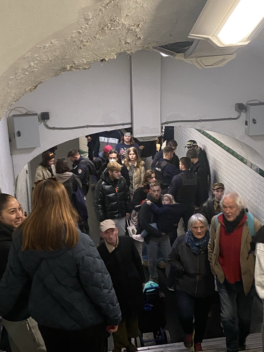 PoetiicJustic's tweet photo. Contrôle à l’entrée du metro 3 direction Gallieni 
A St Lazare 
#31octobre #bastille #bagnolet #portesebgnolet #Manifestation17Octobre #Manifestation31octobre https://t.co/19TxkvaV7j