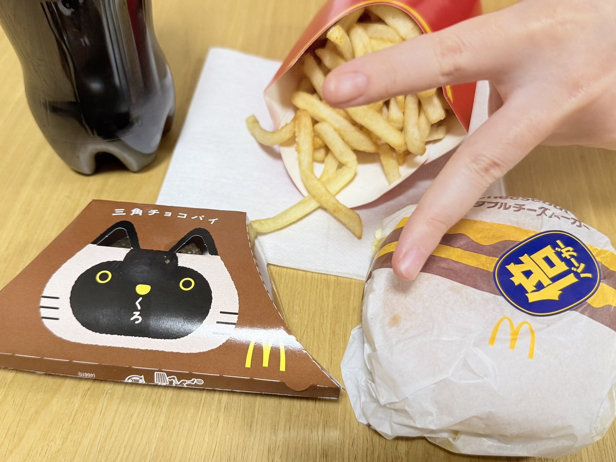 Qoo_reflect's tweet photo. 私生活でちょっとあって
こんな時間に帰宅
さすがに買ってきた🍔

つーかーれーたー😮‍💨 https://t.co/jqSmJCBRuV