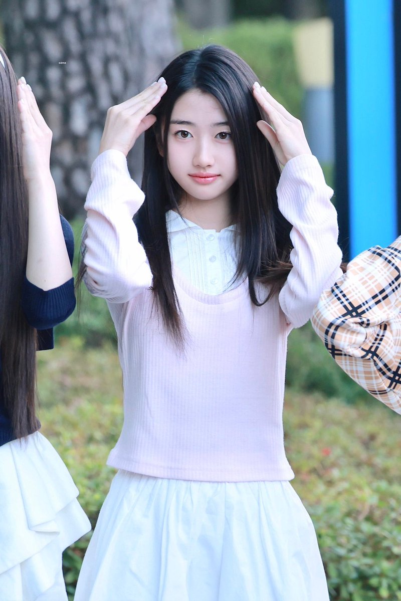 bluecloverwing's tweet photo. 相似的衣服但是不同的臉蛋 當年的鴨崽寶寶長大了ㅜㅜ https://t.co/5e6nyYORO3