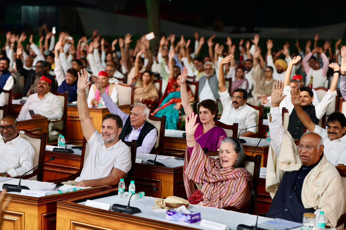 RahulGandhi's tweet photo. हर 7 में से 1 वोटर मिटा कर चुनाव आयोग ने कबूल लिया है कि 2024 का चुनाव illegitimate था। 

ज्ञानेश और उनके साथी षड़यंत्रकारियों ने देशद्रोह किया है और इसके लिए उनपर कार्रवाई ज़रूर होगी। https://t.co/KsnuMBzx6H