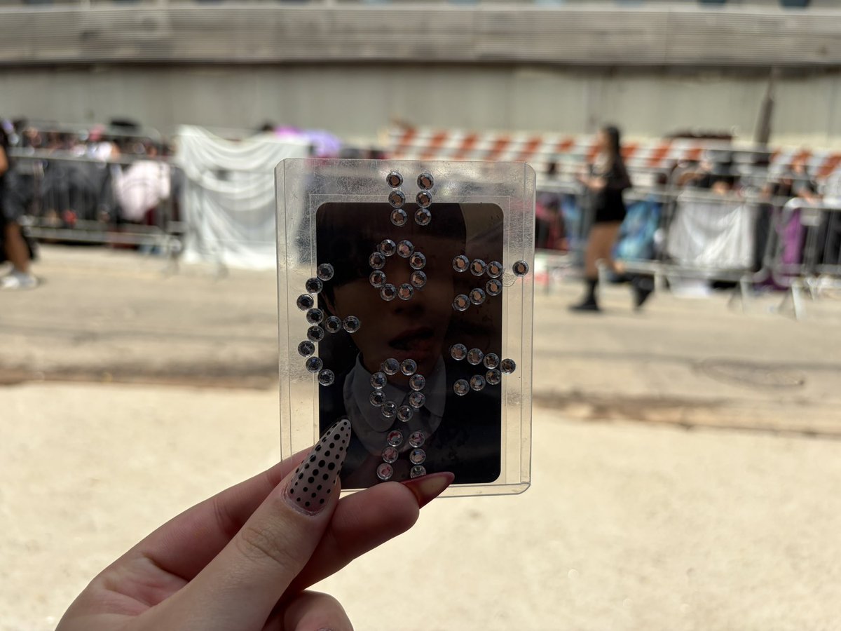 njmcruz's tweet photo. aquelas que leva pc do nct pro show do bts https://t.co/B1k1Dss66L