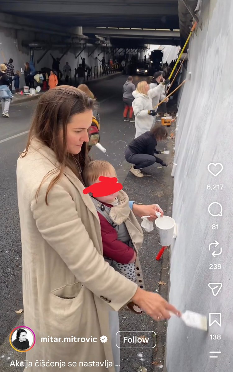 Mila_paradoks's tweet photo. Dete joj kisne ona kreči srpsku zastavu.

Studentski pokret je za lečenje. https://t.co/ucgIqOYExD