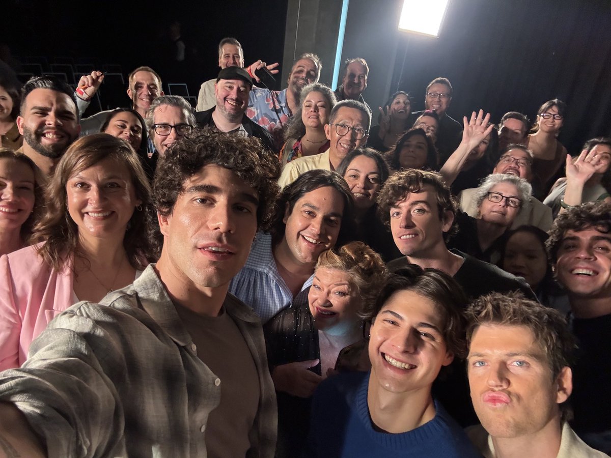 jazzt's tweet photo. A morning moderating the Critics Choice press conference for  La Bola Negra with Los Javis, Javier Ambrossi and Javier Calvo,  Guitarricadelafuente, Miguel Bernardeau, Milo Quifes, Carlos González. Group photo!!! 
@LaBolaNegraFilm @criticschoice https://t.co/vLszAxFedT