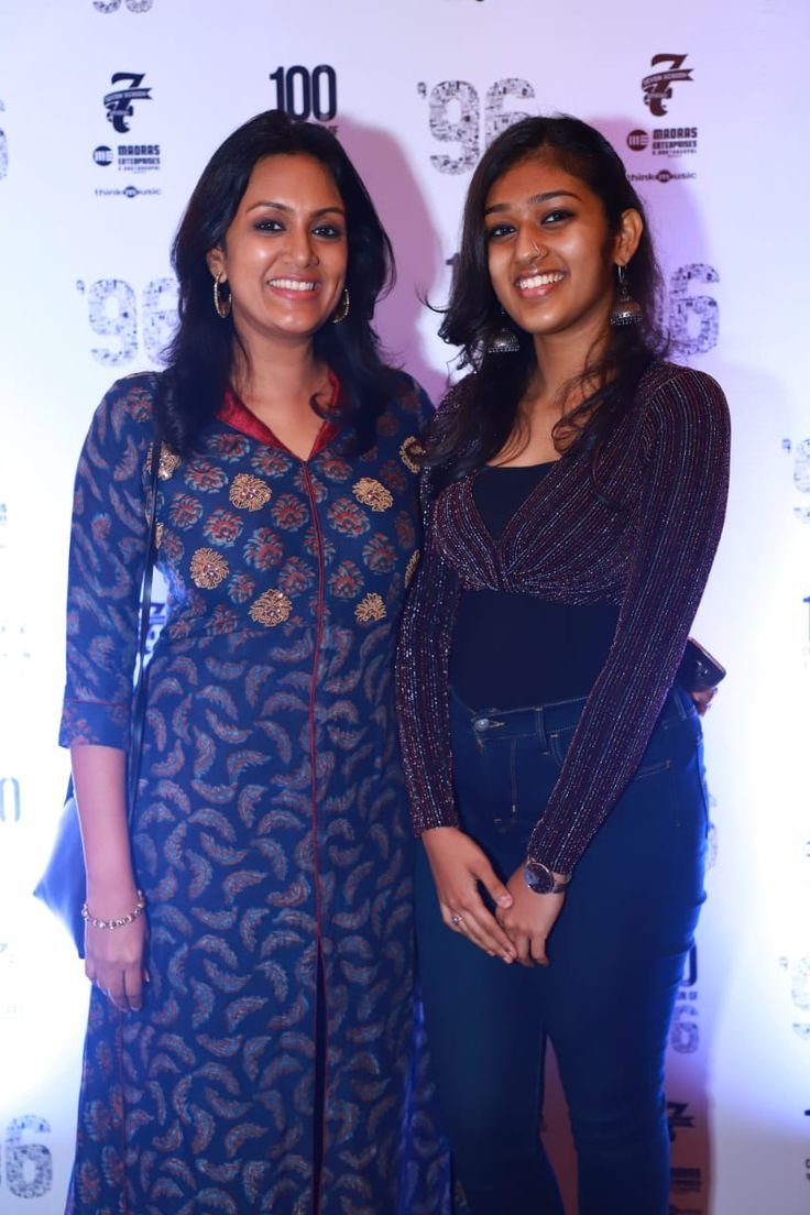 masavarap2432's tweet photo. Amma ponnu rendu perayum compare pani paakanum nu aasaya iruku🥵🥵🥵 https://t.co/0MZ4FayxFw