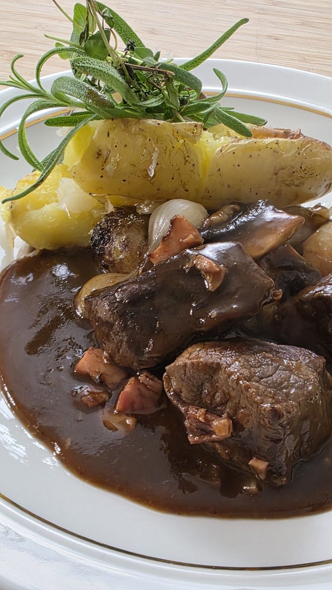 errorflyn's tweet photo. Aivan tajunnan räjäyttävä burgundin pata. Haudutin sous-videssa Black angus ulkopaistia punaviinissä 24h 68°.
Pataan haudutusliemi ja kaivoin pakkasesta sauce espagnolea.
Lisäkkeenä paahdettua ja lytättyä annabellea ja maa-artisokkaa.
Video tulossa lähipäivinä. https://t.co/msvFm3qWrd