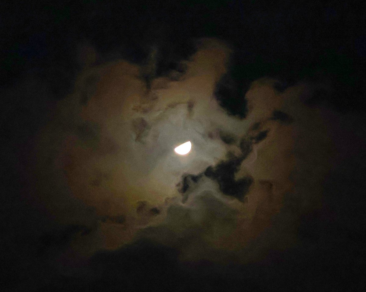 benstake's tweet photo. The moon 🌙 tonight 📷 https://t.co/tDTy4H4CQf