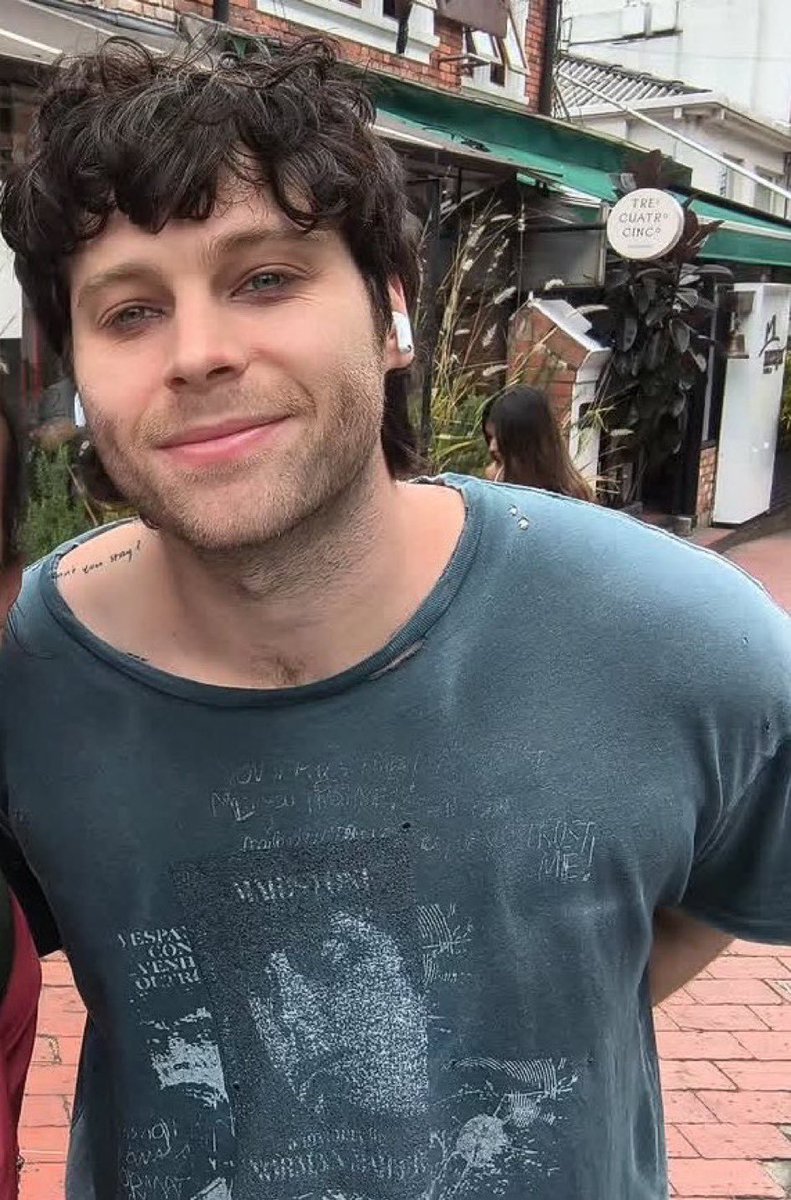 5SOSBrasilFam's tweet photo. ESTÃO VIVOS! 5SOS em fotos com fãs recentemente <3 https://t.co/S1zNjaJcFx