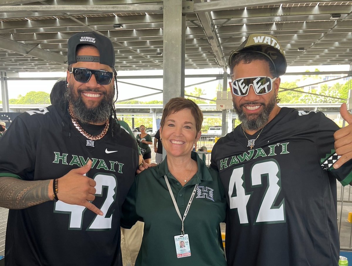 uceysusos's tweet photo. the usos having a blast in hawaii 

📸: uhpresident IG https://t.co/wNLr7AXARk