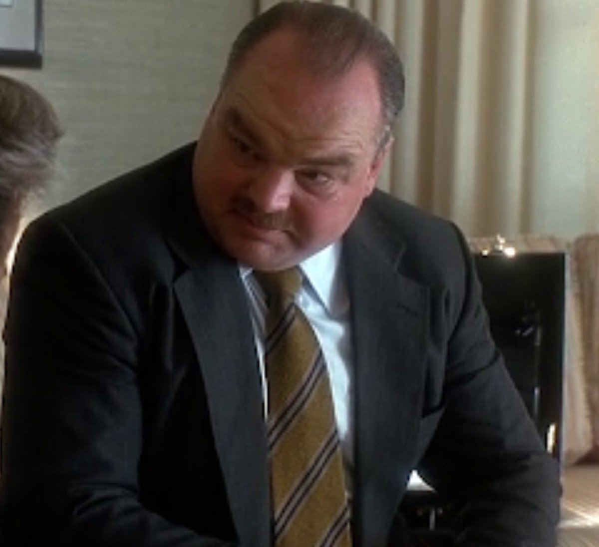 faustianovich's tweet photo. Adiós al grandioso Richard Riehle, prolífico actor de reparto estadounidense, un auténtico robaescenas nato. El padre de Deuce Bigalow en GIGOLÓ, el marshal a bordo del avión de DECISIÓN CRÍTICA, de charla con Joe Pesci en CASINO, y en la loca HATCHET. https://t.co/mbnK9YMyP9