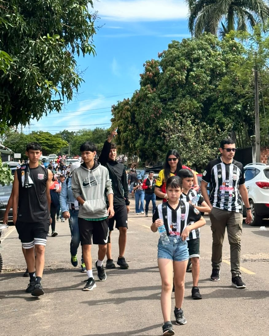 d10paraguay's tweet photo. 🙌 Buscando el retorno a la máxima categoría

⚪⚫ Santaní recibe en su estadio al 3 de Noviembre. 

⚽️🇵🇾 El Albinegro necesita sumar los tres puntos para consagrar su vuelta a la élite del fútbol paraguayo.

#Intermedia #Deportes #D10 https://t.co/DzHDxTfcu3