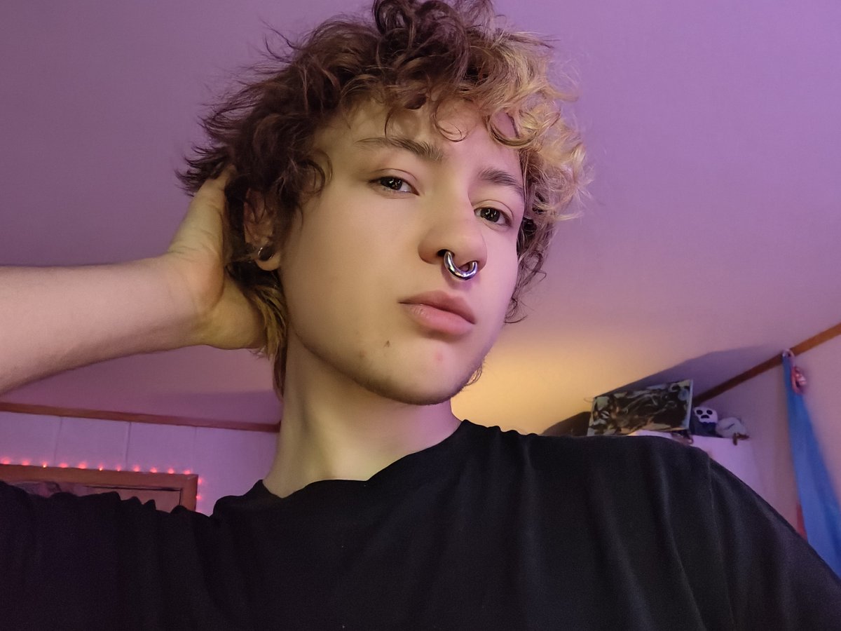 StonerKibby's tweet photo. I love how curly my hair has gotten :P
#ftm https://t.co/4vIlITTXxL