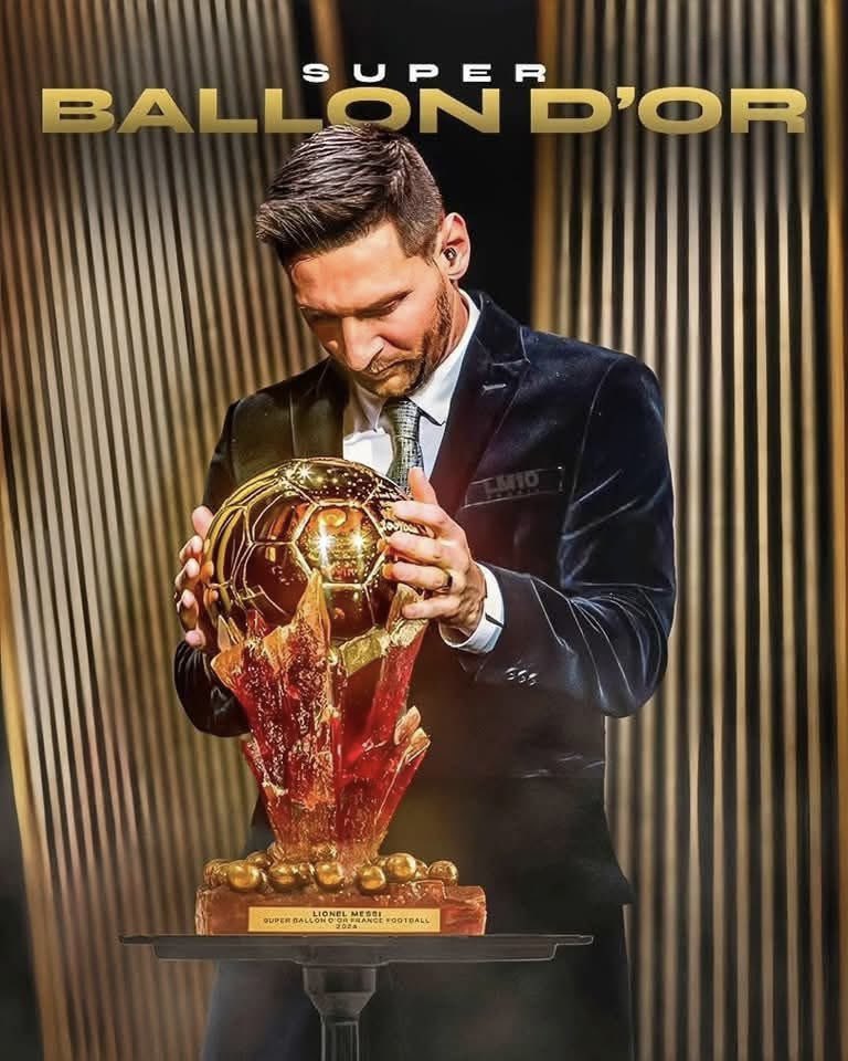 MotivacionesF's tweet photo. ¡¡EL SUPER BALÓN DE ORO PODRÍA VOLVER… Y MESSI SUEÑA CON HACER HISTORIA!!

🏆✨ En 1989, Alfredo Di Stéfano recibió el único Super Balón de Oro entregado hasta la fecha. Ahora, la posibilidad de una nueva edición vuelve a ilusionar al mundo del fútbol. 👀🌍

🇦🇷🐐 Y SI HAY UN NOMBRE QUE ILUSIONA A MILLONES, ES EL DE LIONEL MESSI.

⚽ Máximo talento goleador.
🎯 Un asistidor de época.
🎩 Una visión de juego y un regate irrepetibles.
🏆 Récords, títulos y múltiples Balones de Oro.
🌎 Campeón del mundo con Argentina.

Messi ha conquistado prácticamente todo y su legado ya está entre los más grandes de la historia.

👑 ¿SE IMAGINAN AL GOAT LEVANTANDO EL SUPER BALÓN DE ORO? 🐐🇦🇷